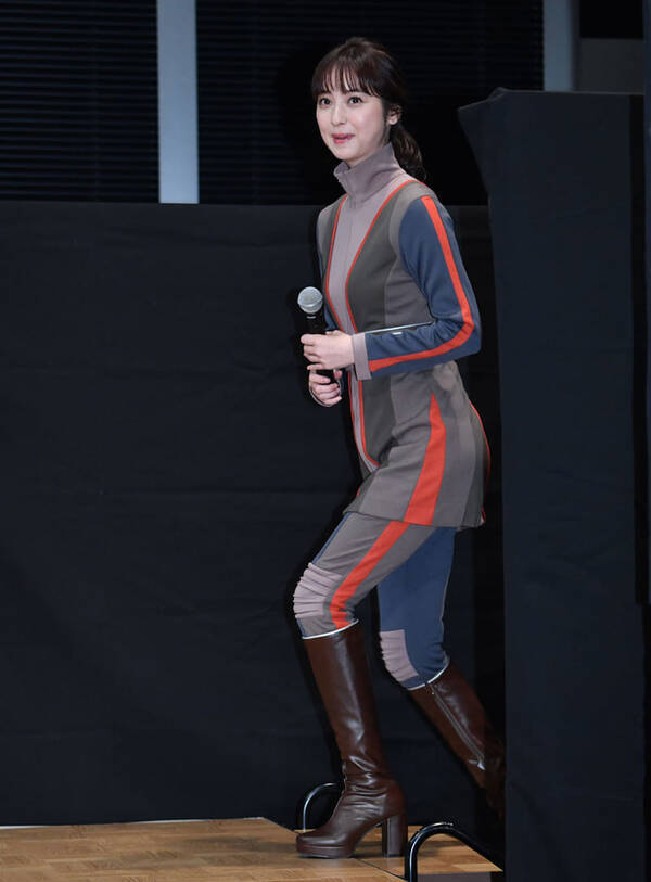 佐々木希が似合いすぎる宇宙服姿を披露 宇宙人とも初共演 心通じ合った 21年12月14日 エキサイトニュース