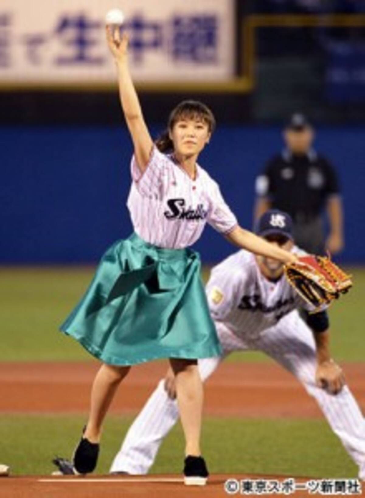 ｅ ｇｉｒｌｓ 鷲尾伶菜 ヤクルト戦でノーバン始球式 １００点満点です 16年9月9日 エキサイトニュース