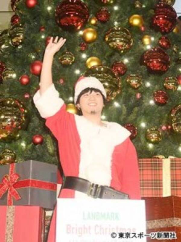 秦基博 クリスマスツリー点灯式で まさかサンタの格好をするとは 16年11月9日 エキサイトニュース