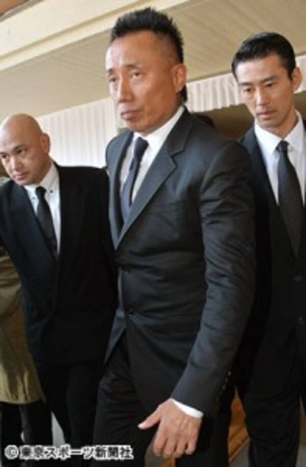 長渕剛 恩師 石坂敬一さんお別れの会で １２色のクレパス 熱唱 17年2月8日 エキサイトニュース