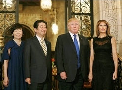 胸開きドレスで登場のトランプ大統領夫人　昭恵夫人と意気投合とはいかず…