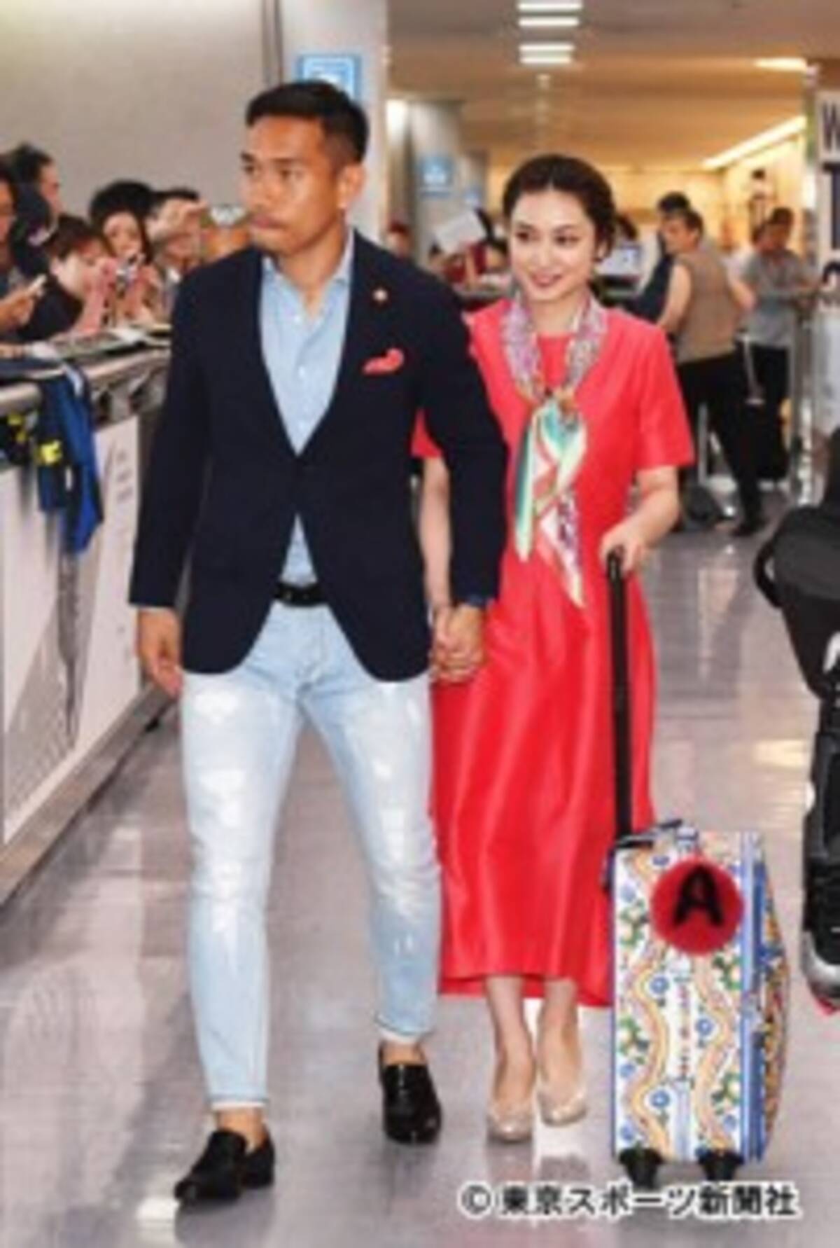 長友と平愛梨 ラブラブ 手つなぎ 帰国 17年5月30日 エキサイトニュース