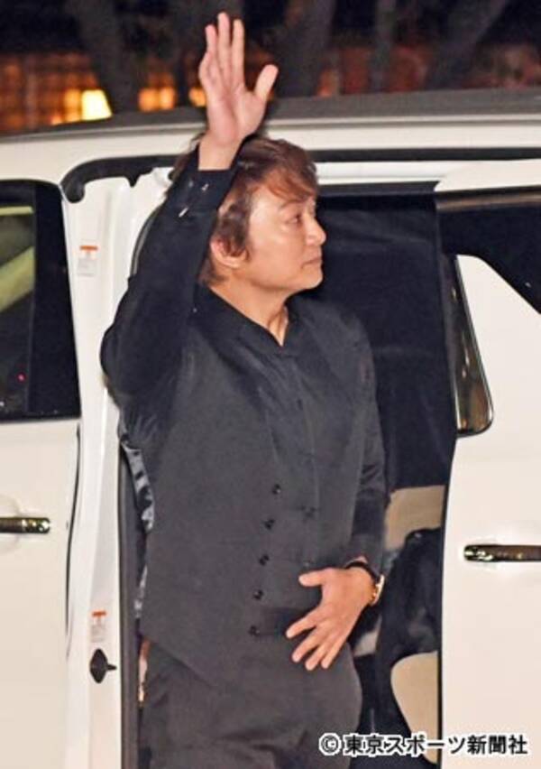 香取慎吾 スマステ 生出演前ファンの前に 笑顔で手を振る 17年9月23日 エキサイトニュース
