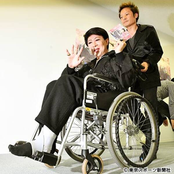 美川憲一 左足骨折し車いすで新曲アピール 笑っていいのよ 18年3月5日 エキサイトニュース