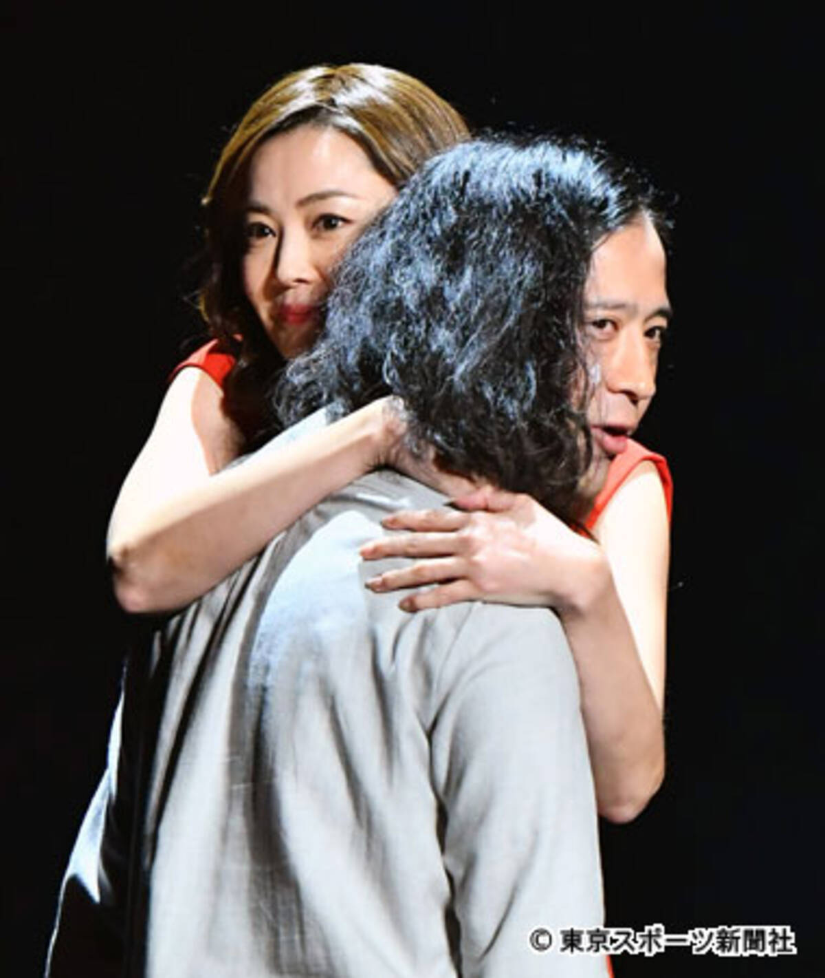 又吉 観月ありさとの抱擁シーンにデレデレ めっちゃええニオイがする 18年3月30日 エキサイトニュース