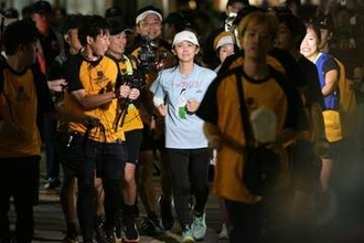 星野真里のゴール目前〝24時間マラソン〟に乱入者　プラカード掲げ「触るな、お前ら！」