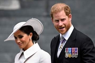 ヘンリー王子とメーガン妃が一家でプライベートジェットで英国に到着　英国での新生活を始める