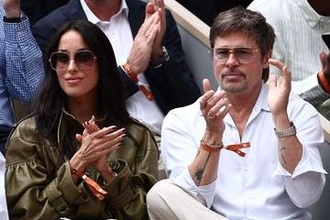 ブラッド・ピットが実業家の恋人との交際を公表　テイラー・スウィフトの結婚式で写真撮影に応じる