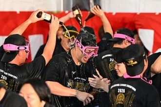 【阪神】佐藤輝明　思わず「やばいやばい！」…森下翔太ビールかけで思わぬハプニング！？
