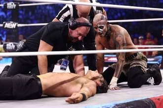 【ＡＥＷ】スティング息子が危険な空中弾激突で緊急搬送