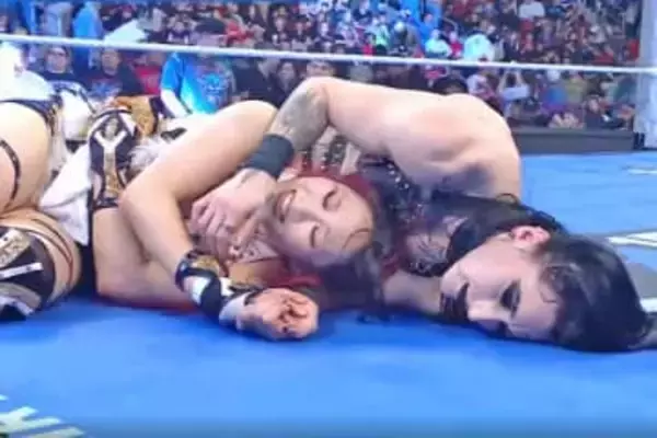 【ＷＷＥ】イヨ・スカイ　大ダメージで場外動けず…リア・リプリーとのタッグ王座まさかの陥落