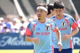 【日本代表】遠藤航も合流し練習本格スタート　長友佑都は「日の丸ヘアバンド」で魅了