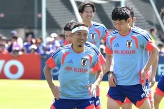 【日本代表】長友佑都　日の丸ヘアバンドお披露目「本当はハチマキつけて試合に出たいけど…」