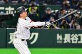 「【ＷＢＣ】鈴木誠也が反撃の２ラン　大谷翔平は打撃用手袋くわえながらホームイン」の画像1