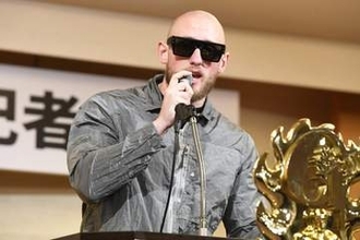【新日本・Ｇ１】ゲイブ・キッドが会見に乱入し大立ち回り　「高市早苗にもメッセージをくれてやろう」と異例スピーチ