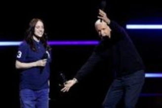 ビリー・アイリッシュが「男装姿」でコンサート映画イベントに登場「性別多幸感」について語る