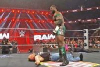 【ＷＷＥ】オバ・フェミがブロック・レスナーを一撃ＫＯ！　祭典で〝新旧怪物対決〟実現へ