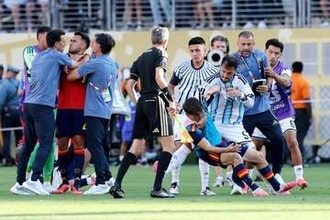 のど輪パレデスを元イングランド代表断罪　今後のＷ杯出禁要請「あれはただの暴力」