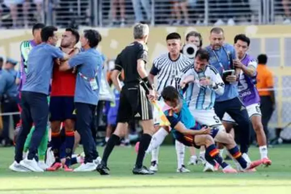 のど輪パレデスを元イングランド代表断罪　今後のＷ杯出禁要請「あれはただの暴力」