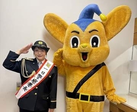 デビュー２年目の演歌歌手・堀内春菜が碑文谷警察署の「一日警察署長」に就任