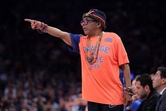 ヘンリー王子がＮＢＡの会場で有名映画監督のスパイク・リー氏に握手を拒否される