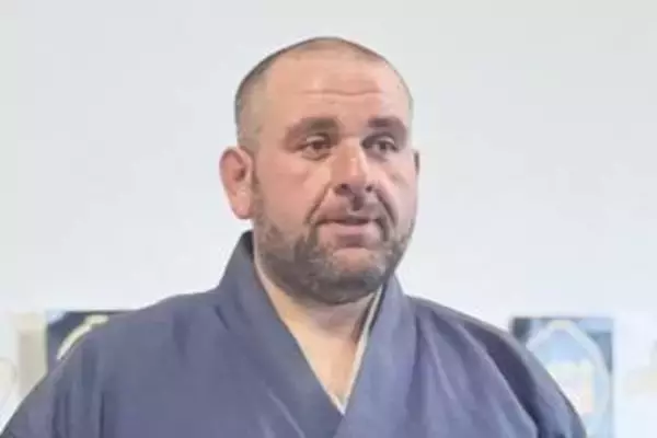 「【大相撲】力士を乗せた飛行機が体重超過で緊急着陸！？　機内トイレの入り方は…臥牙丸氏が解説」の画像