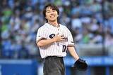 「【ヤクルト】下川恭平が始球式でノーバン投球「次は100キロぐらい出したいです」」の画像1