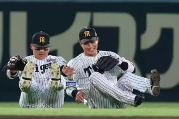 【阪神】２回の守備で木浪聖也と前川右京が激突…場内騒然も最後は笑顔で立ち上がる