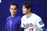 「【ドジャース】不振の大谷翔平支える専属通訳アイアトン氏　二刀流の〝キーマン〟を米放送局が特集」の画像1