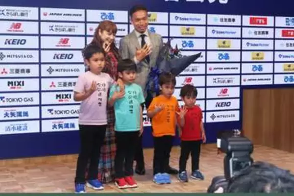 【日本代表】長友佑都　会見に平愛梨と４人の子供がサプライズ登場「遺伝子やばいでしょ」