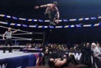 【ＡＥＷ】ＩＷＧＰヘビー級王者カラム・ニューマンが電撃登場！　オスプレイとチーム結成し極悪軍退治