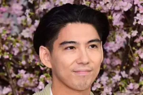 賀来賢人　コンビニ袋をバック代わりに…「俳優たちの間で流行った」いきさつも告白