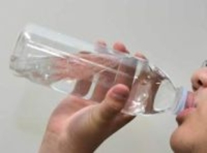 食事中や就寝直後むせるなら、こまめにうがいを