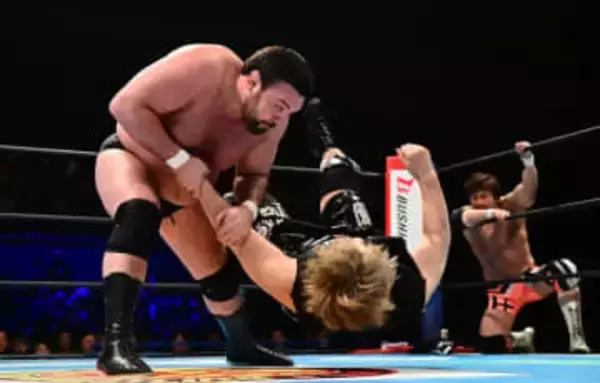 【新日本】ウルフアロンがドラゴンリングインで負傷か「何でか分かんねえけど…ヒザの調子が悪いよ」