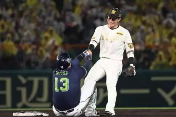 【阪神】木浪聖也が破壊力抜群の笑顔でヤクルト・オスナを気遣う