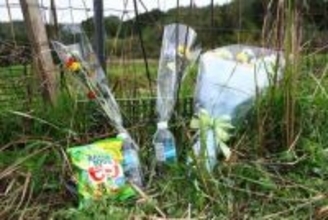 亡くなった安達結希さんのために献花に訪れた男性「あの場所にいたとなれば、さぞさびしかっただろう」