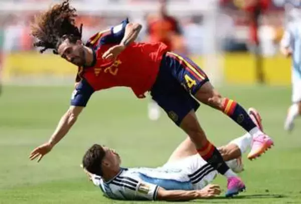【北中米Ｗ杯】スペインのＤＦククレリャが〝口元隠し〟 メッシが手挙げて抗議も退場なし