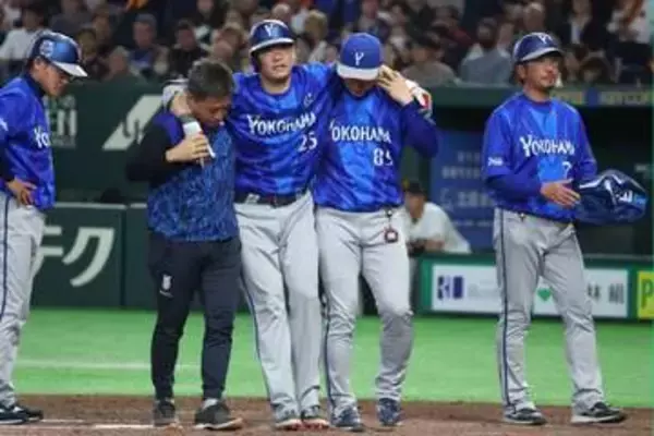 「【ＤｅＮＡ】筒香嘉智が左ヒザ死球で途中交代　続く打者にも内角攻めで大ブーイング」の画像