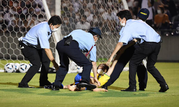 ｐｓｇの有料練習でまさかのアクシデント ピッチにファンが続々乱入 選手あわやの場面も 22年7月18日 エキサイトニュース