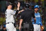「【阪神】藤川監督が接触プレーに猛抗議も実らずぶ然　審判「自然な動きのためインプレー」」の画像1
