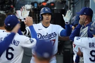 【ドジャース】ロバーツ監督　300本塁打達成の大谷翔平を絶賛
