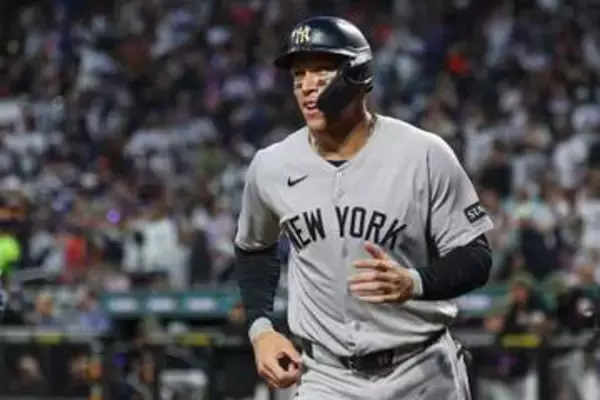 【ＭＬＢ】ＮＹ対決でソトとジャッジが笑顔でハグ　動画１５万回再生でセリフのアテレコ大会