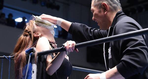 タカタイチ 誕生日のあべみほに鈴木みのるが手荒い祝福 顔面ケーキでクリームまみれに 22年1月10日 エキサイトニュース