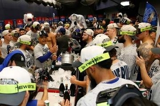 【ドジャース】ロハスは歌い、マンシーは記憶をなくした！ WS連覇後のドンチャン騒ぎ