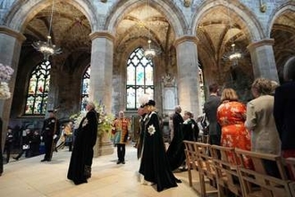 ヘンリー王子の英国訪問が不透明な状況下でチャールズ国王が王室主要メンバーで異例の夕食会開催