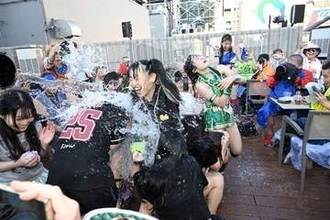 【東京女子】10月なのに全員ずぶ濡れ！スイカに氷水⁉　新橋の屋上で狂気の放水プロレス