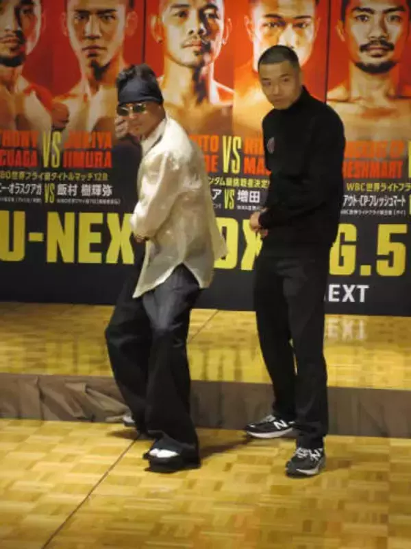 侍好きドネア　会見に袴と下駄で登場！刀パフォーマンス披露もよろめく