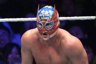 【ＷＷＥ】ＡＡＡの覆面剥ぎ対決は暴行容疑で逮捕の２代目アメリカーノが勝利！　オリジナルの正体は…