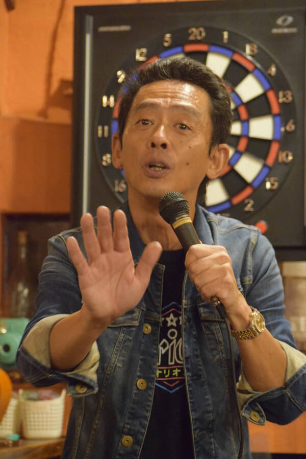 立川談志さんと上岡龍太郎さんの系譜貫く マイク１本 ぜんじろうの群れないお笑い人生 22年9月5日 エキサイトニュース