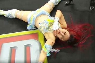 【ＷＷＥ】イヨ・スカイ　怨敵リブ・モーガンの盟友ロクサーヌを瞬殺技で一蹴も…顔面に〝代償〟
